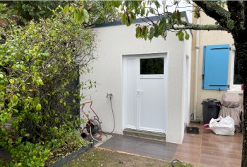 Annexe de jardin en béton enduit